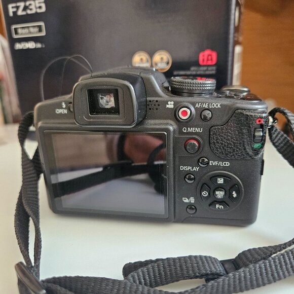 Panasonic Lumix FZ35 18x Zoom Digital Camera in box like new - Picture 4 of 5